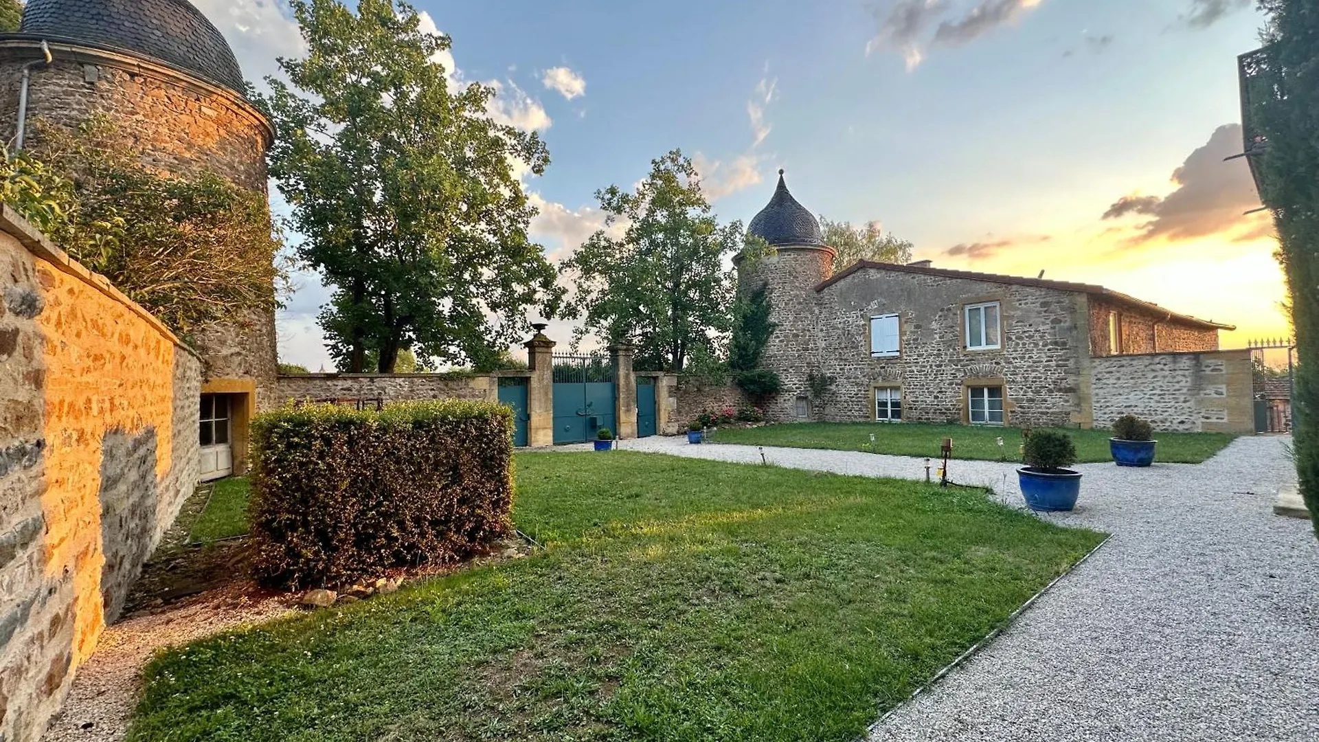 Appartement Forrest - Balcon Prive Et Piscine, Pres De Lyon contacts